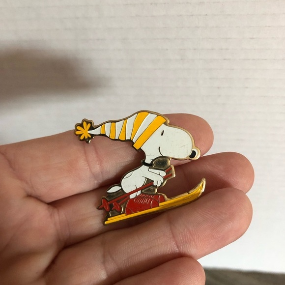 Vtg 1972 Snoopy Skiing Enamel Pin - Picture 11 of 11